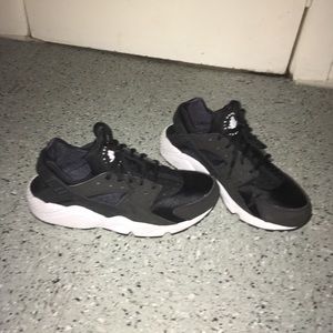 Black huaraches(Nike)